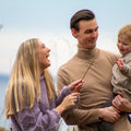Glad familie får taget professionelle billeder af en fotograf, som julegave til sønnens bedsteforældre  