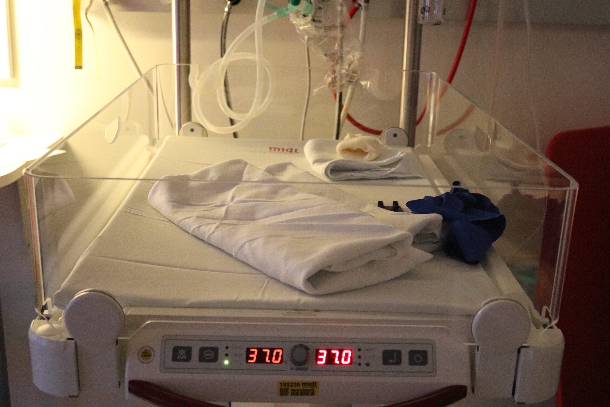 Fødselsfotograf på Skejby Sygehus fanger den lille vugge, der står klar til når baby er født 