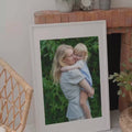 Familiebillede klar til at hænge på vægen, mor og datter 