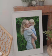 Familiebillede klar til at hænge på vægen, mor og datter 