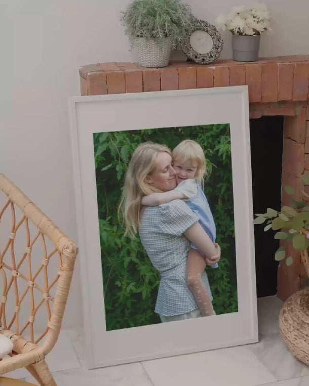Familiebillede klar til at hænge på vægen, mor og datter 