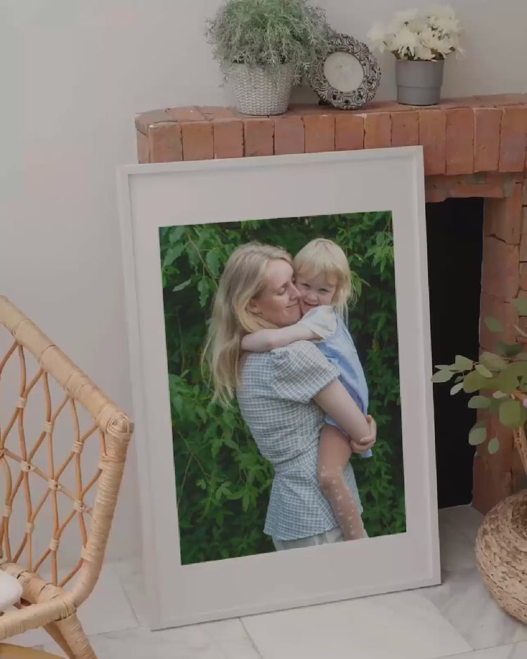 Familiebillede klar til at hænge på vægen, mor og datter 